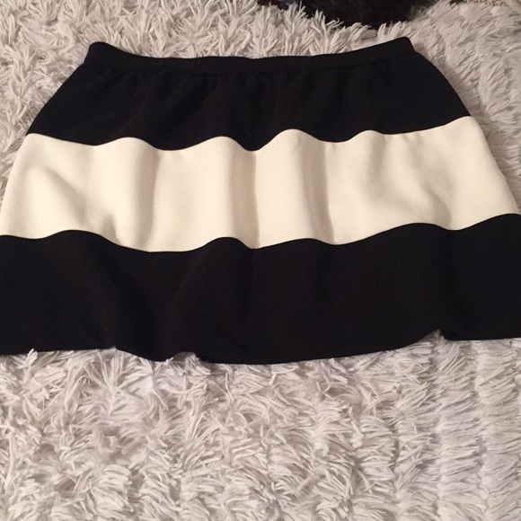 Elle Black & White Skirt - Picture 2 of 6